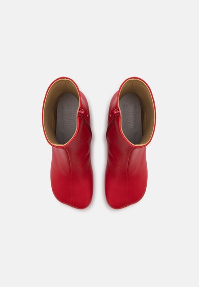 MM6 Maison Margiela Botas clássicas de cano curto - fiery red