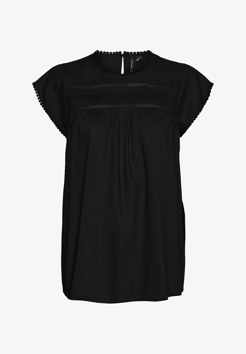 Blusa preta com decote arredondado e mangas curtas. Apresenta detalhes em renda ao longo do peito e uma abertura em forma de gota nas costas. Tecido suave.