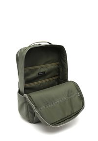 Olivgrön ryggsäck i hållbar nylon. Har ett zip-försänkt huvudfack, innerfickor och en framficka med dragkedja.
