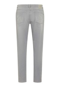 Hellegraue Denim-Jeans mit Slim-Fit, ausgestattet mit zwei Gesäßtaschen und dezenten Nähten. Schlichter Bund mit einem Etikett auf der Rückseite.