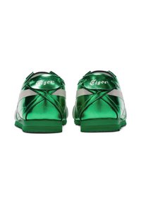 Zielone metaliczne sneakersy o gładkim wykończeniu, z szarym akcentem, tylnym logo i teksturowaną podeszwą. Zostały zaprojektowane z myślą o komforcie i stylu.