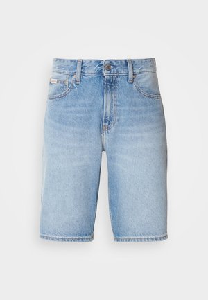 Denimshorts i lys blå med falmet tekstur, fem-lomme design og knappeåpning. Har synlige sømmer og merkevarelogo.