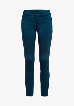 Jeans pitillo de color azul verdoso con textura suave, cinturilla estándar, bolsillos delanteros y cierre frontal con botón. Detalles de costuras en toda la prenda.