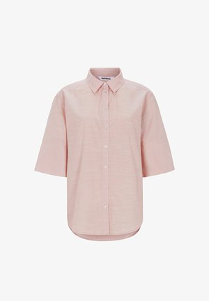 Camisa de manga corta color rosa claro con botones, cuello clásico y patrón texturizado sutil, corte holgado con dobladillo curvado.