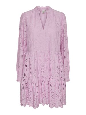 Robe longue rose à manches longues avec un décolleté en V, ornée de motifs en œillets, d'une jupe à volants et de bords festonnés au col et aux poignets.