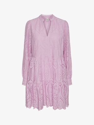 Rosa långärmad klänning med v-ringning, med ögla-mönster, en flerlagerskjol och vågiga kanter vid kragen och ärmslut.