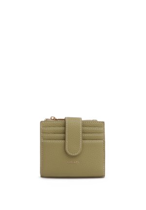 Portafoglio compatto in pelle verde oliva con sei scomparti per carte, una fascia con chiusura a scatto e un vano porta monete con zip, marchiato "MIRIADE" sul davanti.