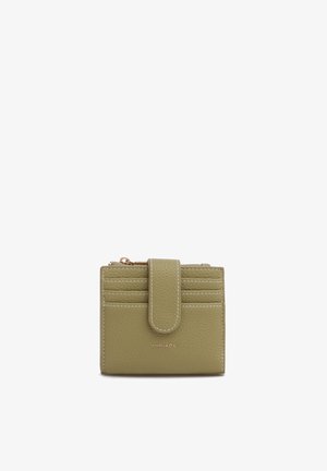 Portafoglio compatto in pelle verde oliva con sei scomparti per carte, una fascia con chiusura a scatto e un vano porta monete con zip, marchiato "MIRIADE" sul davanti.