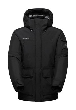 Giacca nera isolante con cappuccio, dotata di cerniera frontale, due grandi tasche e polsini in velcro. Realizzata in materiale resistente e idrorepellente.