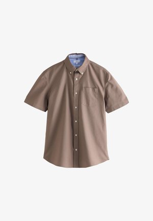 Camisa marrón de manga corta hecha de algodón, con cuello abotonado, bolsillo frontal y botones blancos, de textura lisa.