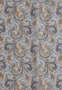 Tela de algodón con base azul y crema que presenta intrincados patrones de paisley en tonos naranja, azul marino y dorado, creando un diseño vibrante.