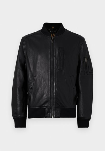 Veste bomber en cuir noir avec fermeture éclair à l'avant, poignets côtelés et ourlet. Comprend des poches latérales et une poche à patch sur la manche gauche.