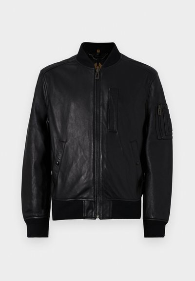 Veste bomber en cuir noir avec fermeture éclair à l'avant, poignets côtelés et ourlet. Comprend des poches latérales et une poche à patch sur la manche gauche.