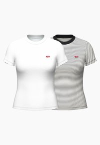 Deux t-shirts à manches courtes : un blanc avec une finition sans motif et un noir rayé avec un col noir, tous deux ornés d'un petit logo rouge.