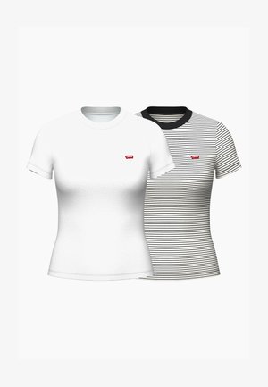 Deux t-shirts à manches courtes : un blanc avec une finition sans motif et un noir rayé avec un col noir, tous deux ornés d'un petit logo rouge.