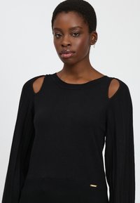 INFLUENCER CUT-OUTS SHOULDER - Jersey de punto - black