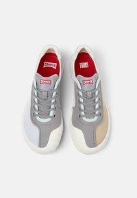 Sneaker sintetiche grigie e beige con dettagli azzurri chiari e suole in gomma bianca. Presentano un design con lacci e una fodera interna rossa.