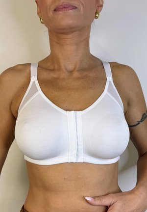 Sujetador blanco con diseño de escote en V, cierre frontal con gancho y tirantes anchos. Fabricado con una tela suave y elástica con sutiles detalles de costura.