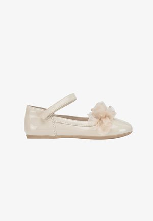 Zapato Mary Jane beige brillante con un lazo de tela en la parte delantera y una correa de velcro en la parte superior.