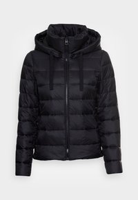 Czarna kurtka puchowa z zamkiem błyskawicznym, wysokim kołnierzem i regulowanymi sznurkami. Pikowana konstrukcja zapewnia fakturę; lekki materiał.