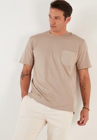 Buratti REGULAR FIT - Printtipaita - mink