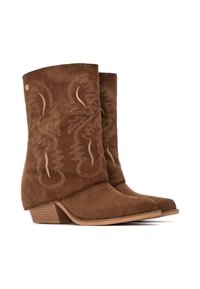 Stivaletti in suede marrone con design ricamato, punta appuntita e tacco impilato. Presentano dettagli di cucitura e un retro arrotondato.