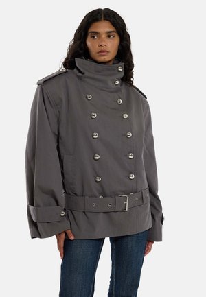 Jaded London, OVERSIZED SHORT TRENCH COAT WITH DOME STUDS - Леко яке - grey