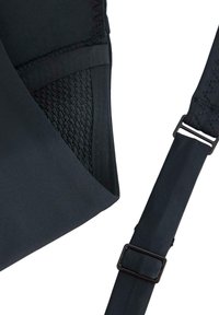 Svart textilplagg med en strukturerad panel, slät yta, justerbar rem med metallspänne och sydda detaljer.