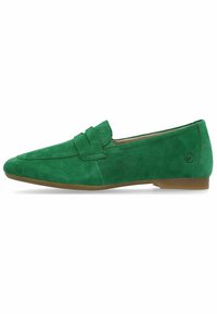 Mocassin en daim vert avec une semelle plate, un embout pointu et une sangle décorative sur le dessus. Texture lisse et design minimaliste.