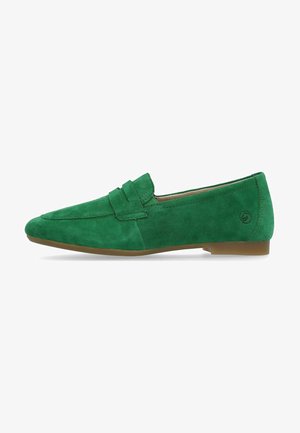 Grüne Wildleder-Pantoletten mit flacher Sohle, spitzem Zeh und einem dekorativen Riemen über dem Obermaterial. Glatte Textur und minimalistisches Design.