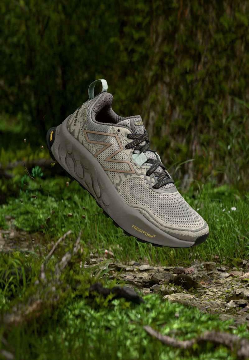 Αθλητικό παπούτσι σε ανοιχτό γκρι χρώμα με επάνω μέρος από διχτυωτό ύφασμα και καουτσούκ σόλα. Διαθέτει λογότυπο στο πλάι, μαύρα κορδόνια και θηλιά στο τακούνι για εύκολη φόρτιση.