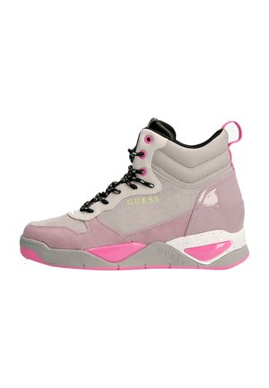 Baskets montantes roses, grises et beiges avec des lacets noirs, logo "GUESS" jaune fluo et accents roses sur la semelle et la languette du talon.