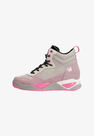 Zapatilla de caña alta en rosa, gris y beige con cordones negros, logo "GUESS" en amarillo neón y detalles rosas en la suela y la lengüeta del talón.
