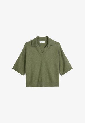 Olijfgroen gebreid truitje met een ontspannen pasvorm, korte mouwen en een V-hals. Soepele textuur en geribbelde zoomafwerking.