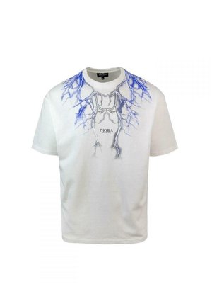 Biała koszulka z krótkim rękawem z niebiesko-czarnym wzorem błyskawicy wokół kołnierza oraz napisem "PHOBIA" na środku klatki piersiowej.