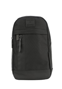 Črn nahrbtnik z teksturirano tkanino, sprednjim žepom na zadrgo, logotipom in trdno zasnovo z kontrastnim gladkim spodnjim delom.