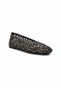 Zapato plano tejido negro y metálico con punta redonda, diseño abierto y suela flexible, que presenta una superficie texturizada.