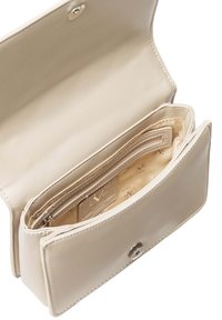 Beige Lederbörse mit einem eleganten Design. Verfügt über einen magnetischen Druckverschluss, mehrere Kartenfächer und ein Reißverschlussfach im Inneren.