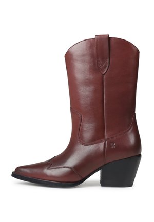 Botte de cowboy en cuir marron mi-hauteur avec bout pointu, couture décorative, tirette et talon cubique sur fond blanc.