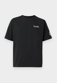 Μαύρο βαμβακερό t-shirt με κοντά μανίκια, στρογγυλή λαιμόκοψη, με λευκό λογότυπο στο αριστερό μέρος του στήθους και ταμπέλα λογότυπου στο δεξί μανίκι.