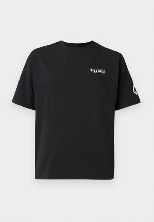 Μαύρο βαμβακερό t-shirt με κοντά μανίκια, στρογγυλή λαιμόκοψη, με λευκό λογότυπο στο αριστερό μέρος του στήθους και ταμπέλα λογότυπου στο δεξί μανίκι.