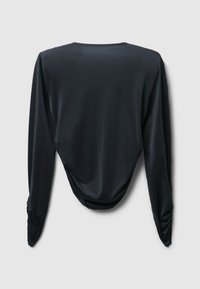 Top nero a maniche lunghe in un tessuto morbido e elasticizzato, con scollo a barca e dettagli arricciati ai polsini, caratterizzato da un design drappeggiato sul retro.