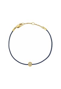 Pulsera chapada en oro con un cordón azul marino, centrada con un acento de cristal redondo y brillante, y cierre de langosta seguro.