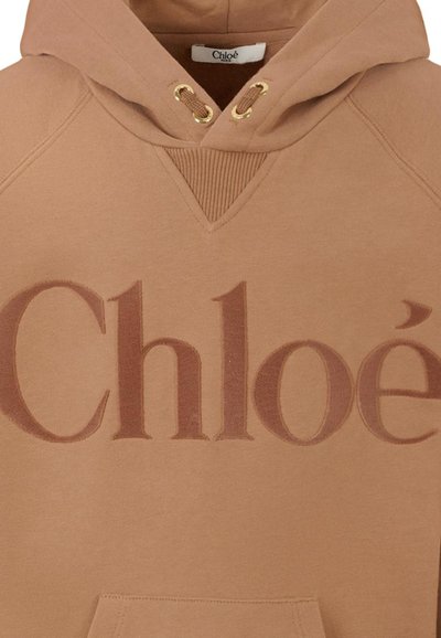 Felpa marrone in cotone, con un grande logo "Chloé" tono su tono sulla parte anteriore. Include occhielli dorati e un dettaglio a costine sul colletto.