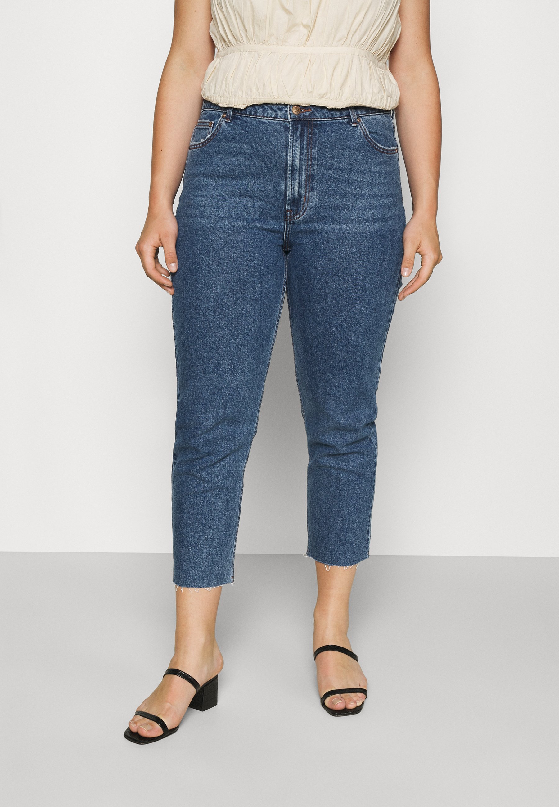 ONLY Carmakoma CARMILY LIFE RAW ANKLE JEANS - Jeans slim fit - medium blue  denim/blu - Zalando.it