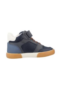 Zapatilla alta en azul y marino con materiales de malla y sintéticos, cordones naranjas, tirante de Velcro, collar blanco en contraste y suela de goma.