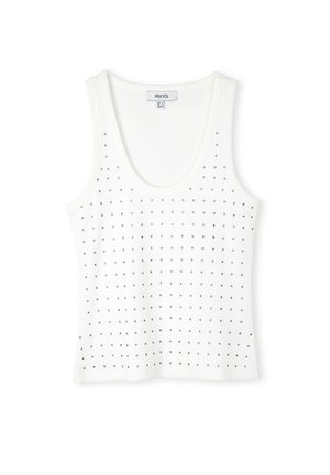 Biały top na ramiączkach z okrągłym dekoltem, wykonany z prążkowanego materiału, ozdobiony srebrnymi metalowymi ćwiekami w siatkę na przodzie.