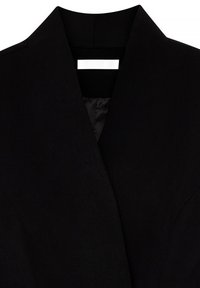 Schwarzer Blazer mit scharfem Reverskragen, taillierten Schnitt und glatter Textur. Mit einem NAKD-Label innen. Keine sichtbaren Verschlüsse oder Muster.