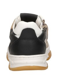 Sneaker mit einem schwarzen und weißen Lederobermaterial, einem strukturierten braunen Akzent, einer Gummisohle und einem Reißverschluss auf der Rückseite.