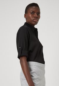 BOSS Bluza s gumbima - black